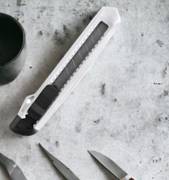 Нож канцелярский LOCK / Канцелярский школьный нож со сменными лезвиями